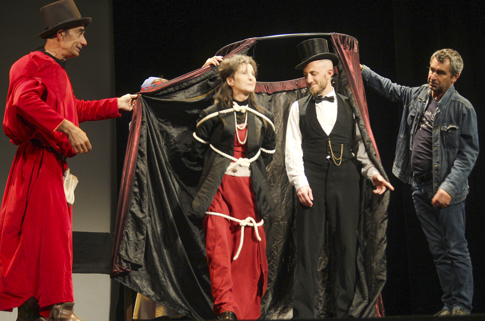 Pierrot et Josie Déhaut, les Magiciens de Cordes, pendant un spectacle de magie